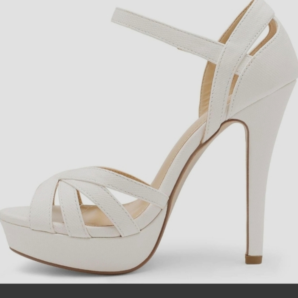 White Spackly 4 inch Platform Sandles.  Size 6.5 Dream Pair. NWT